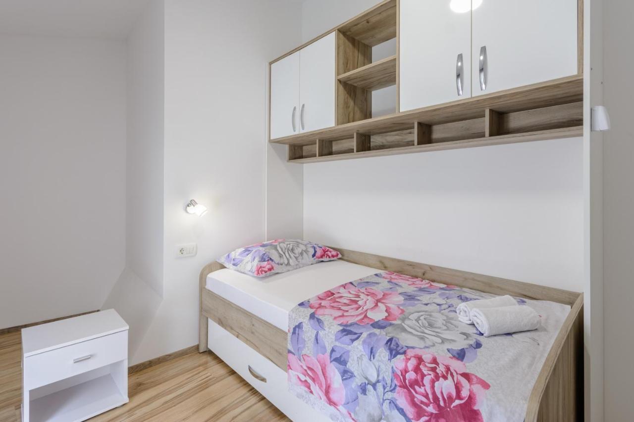 Apartments Hope Dugi Rat Eksteriør bilde