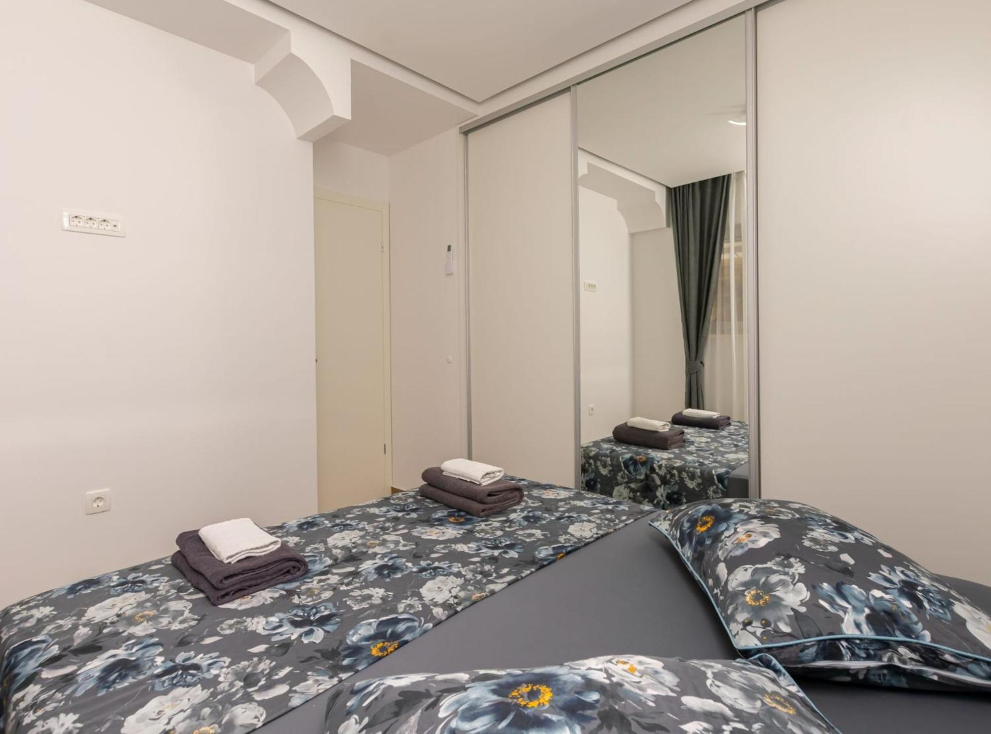 Apartments Hope Dugi Rat Eksteriør bilde